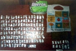 Otomobilde 48 gram uyuşturucuya 4 g&ouml;zaltı