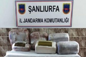 Şanlıurfa'da yolcu otob&uuml;s&uuml;nde 58 kilo esrara 2 g&ouml;zaltı