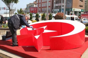 Giresun'da Ayyıldız B&uuml;st&uuml;ne &ccedil;irkin saldırı