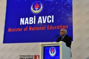"Bilişim sekt&ouml;r&uuml; eğitim &uuml;zerinde daha fazla d&uuml;ş&uuml;nmeli"