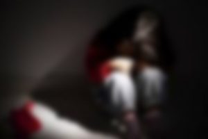 'Merdivenden d&uuml;şt&uuml;' denilen 3 yaşındaki &ccedil;ocukta tecav&uuml;z ş&uuml;phesi
