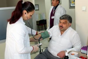 İl il dolaşarak kan bağışında bulunuyor