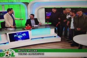 Taraftarlar canlı yayında st&uuml;dyoyu bastı