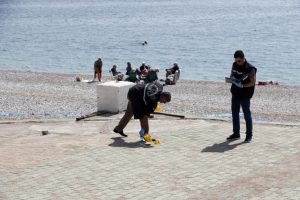 Denize girdi, g&uuml;neşlendi, kendini vurdu