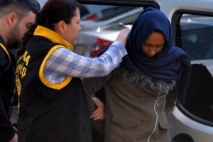 Ev sahibinin yatak odasında yakaladığı kadın hırsızlıktan tutuklandı