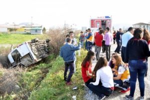 İzmir'de &ouml;ğrenci servis minib&uuml;s&uuml; devrildi: 13 yaralı