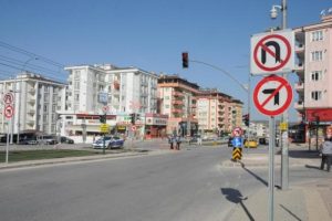 Sola d&ouml;n&uuml;ş&uuml;n yasaklandığı kavşakta zabıta n&ouml;bet tutuyor