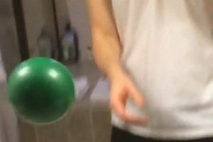 Ayna karşısında topla oynadı, videosu sosyal medyayı salladı