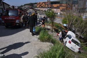 Zonguldak'ta park halindeki otomobil yoldan &ccedil;ıkarak şarampole u&ccedil;tu