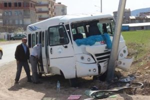 Yolcu minib&uuml;s&uuml; aydınlatma direğine &ccedil;arptı: 3 yaralı