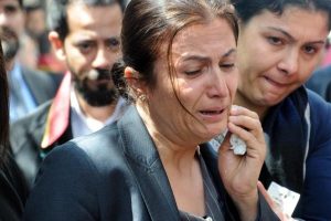 T&uuml;rkan El&ccedil;i, ilk kez gittiği eşinin vurulduğu sokakta g&ouml;zyaşı d&ouml;kt&uuml;