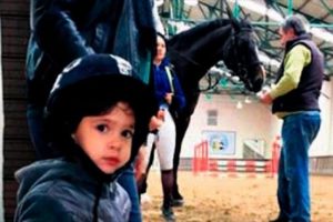 3 yaşındaki Gisella at meraklısı &ccedil;ıktı...