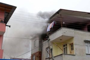 Yangında mahsur kalan kadını itfaiye kurtardı