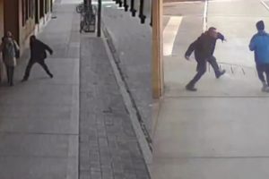 Akıl hastası adam &ouml;n&uuml;ne geleni bı&ccedil;akladı!