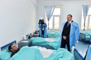 İlham Aliyev yaralı askerleri ziyaret etti