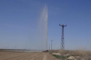 Kuyudan 40 metre y&uuml;ksekliğe su ve karbondioksit fışkırdı