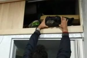 Kuaf&ouml;r değil silah deposu &ccedil;ıktı!