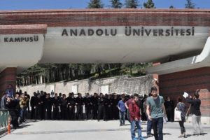 14 &uuml;niversiteli kamp&uuml;se alınmadı, arbede &ccedil;ıktı