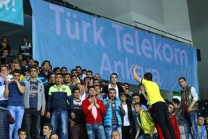 Davet ile gelip rakibi desteklediler