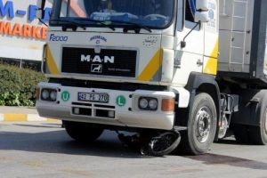 TIR motosikleti altına aldı: 1 &ouml;l&uuml;