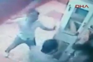 Pide &ccedil;alan &ccedil;ocuklara feci dayak kamerada