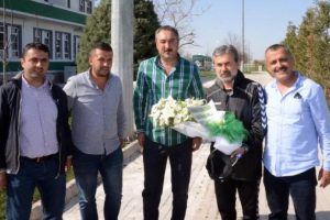 Konyasporlu taraftarlardan Kocaman'a doğum g&uuml;n&uuml; &ccedil;i&ccedil;eği