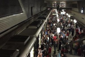 İzmir'de metro &uuml;&ccedil; saat Fahrettin Altay'a gidemedi