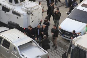 HDP'li y&ouml;neticiler g&ouml;zaltında