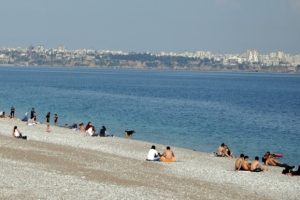 Antalya sezonu 24 dereceyle a&ccedil;tı
