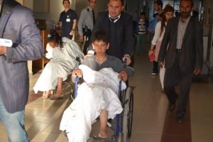 90 &ouml;ğrenci zehirlenme ş&uuml;phesiyle kaldırıldı
