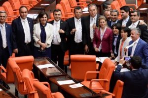 CHP'li vekillerden otizmlilere destek