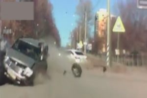 Gaz pedalı sıkışan ara&ccedil; trafiğe daldı