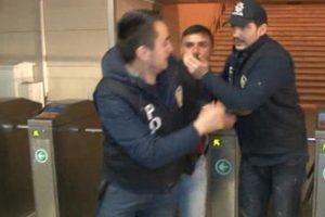 Polisi g&ouml;r&uuml;nce 100'den fazla uyuşturucu hapı yutmaya &ccedil;alıştı