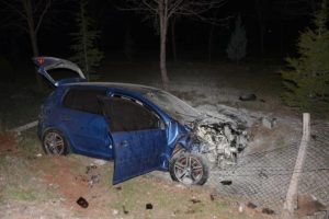 Otomobil, &uuml;&ccedil; tekerlekli motosiklete &ccedil;arptı: 1 &ouml;l&uuml;, 2 yaralı