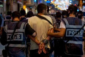 Hoca şik&acirc;yet etti, 2 yıl sonra 25 &ouml;ğrenci g&ouml;zaltına alındı