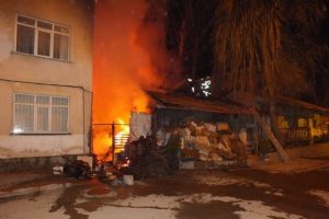 Yanan hurda dolu ev g&uuml;&ccedil;l&uuml;kle s&ouml;nd&uuml;r&uuml;ld&uuml;