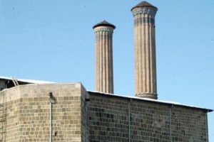 &Ccedil;ifte Minareli Medrese'ye boru d&ouml;şediler!