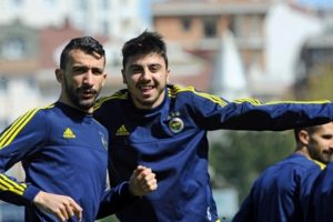 Fenerbah&ccedil;eli futbolcular, Beşiktaş yenilince havalara u&ccedil;tu!