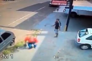 Başına attığı taşla yere yıktı: Hem de yapan bir &ccedil;ocuk