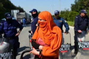 Yunanistan T&uuml;rkiye'ye g&ouml;&ccedil;men iadelerini durdurdu