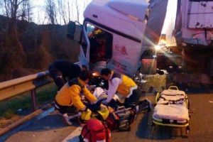 Kamyona ve bariyerlere &ccedil;arpan TIR'ın s&uuml;r&uuml;c&uuml;s&uuml; &ouml;ld&uuml;