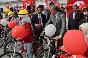 Kilis'te Suriyeli &ouml;ğrencilere bisiklet dağıtıldı