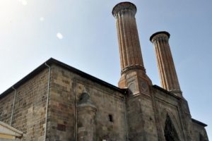 Erzurum'da tarihe boru d&ouml;şediler