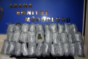 Adana'da torbacılardan &ccedil;elik yelek ve Thomson otomatik silah &ccedil;ıktı