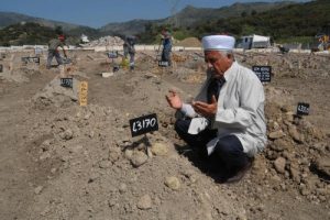 Umut yolunda can veren m&uuml;lteciler i&ccedil;in 'kimsesizler mezarlığı'