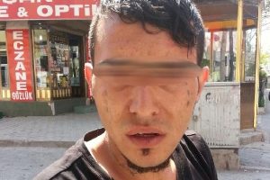 Otob&uuml;s duraklarına 'fuhuş' kartviziti atan kişi tutuklandı