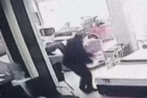 Fren yerine gaza basınca otomobil iş yerine girdi