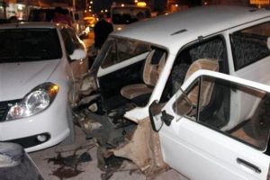 Otomobille &ccedil;arpışan cip ikiye b&ouml;l&uuml;nd&uuml;