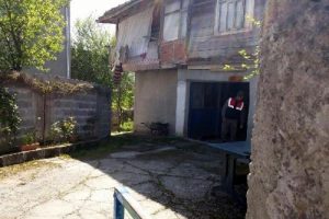 Hava almak i&ccedil;in a&ccedil;tığı pencereden d&uuml;şerek &ouml;ld&uuml;