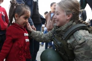 Sarışın kadın subay &ccedil;ocukların g&uuml;len y&uuml;z&uuml; oldu